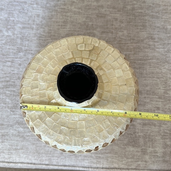 Gold/cream colored shell mosaic vase - Picture 8 of 8